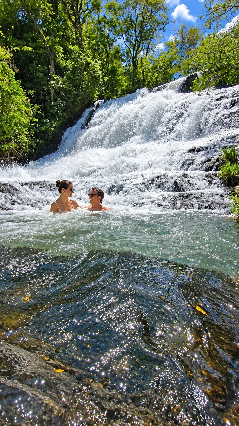 metidos dentro de la cascada